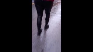 Grabo por la calle a mi vecina gótica luciendo sus botas altas y terminamos en mi casa