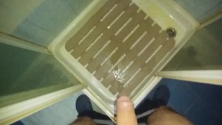 Pisciata nella doccia