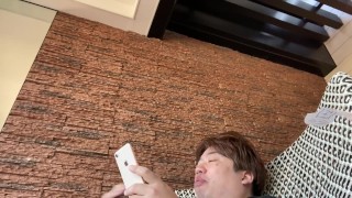 ホテルの屋上テラスでランチを楽しむ男
