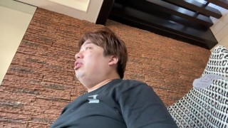 ホテルの屋上テラスでランチを楽しむ男