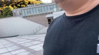 朝ごはんを食べるために歩いている男
