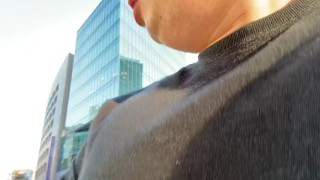 朝ごはんを食べるために歩いている男