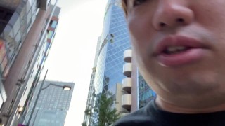 朝ごはんを食べるために歩いている男