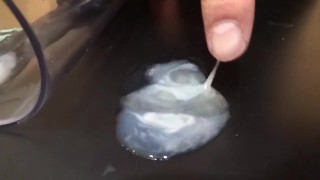 新しい試みに挑戦するも、久しぶりの射精だったのか熱気が凄すぎて周囲が曇ってしまい、若干焦る変態君。そのためか精子弄りが雑になってしまう。