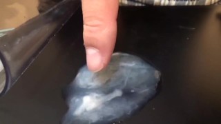 新しい試みに挑戦するも、久しぶりの射精だったのか熱気が凄すぎて周囲が曇ってしまい、若干焦る変態君。そのためか精子弄りが雑になってしまう。