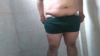 Trying to take a bath I masturbate / Tratando de tomar un baño me masturbo