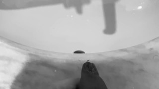 Un bel CAZZO bianco piscia schizzando urina, bel porco A nice white COCK pissing on urine pig