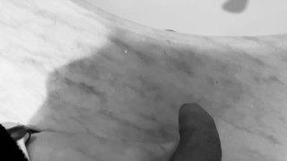 Un bel CAZZO bianco piscia schizzando urina, bel porco A nice white COCK pissing on urine pig