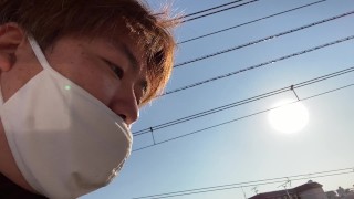 五反野駅で電車を見送る男