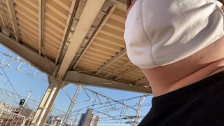 五反野駅で電車を見送る男