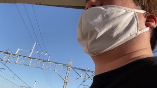 五反野駅で電車を見送る男