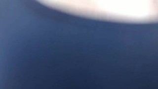 Mostrando las tetas en público! 