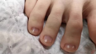 Closeup Dirtytalk body and foot tease *English* - Leyla Lovegood