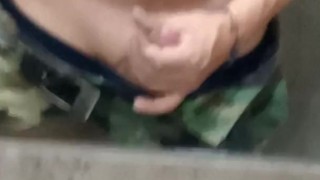 Una buena paja en el baño de mi gefe 2