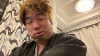 着物を着て洗濯を待ってる男