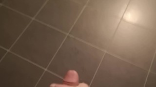 je me branle et gicle par terre ejac puissante