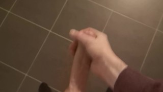 je me branle et gicle par terre ejac puissante