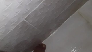 Me masturbo en el baño