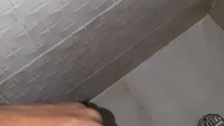 Me masturbo en el baño
