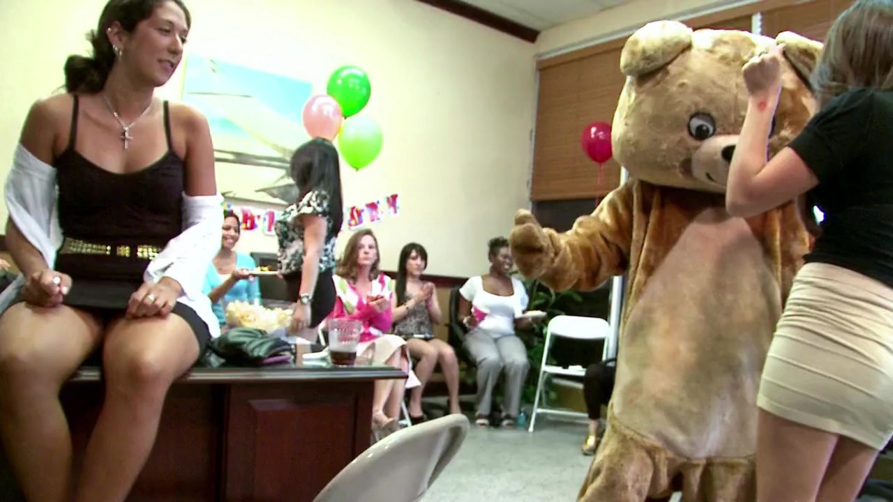 DANCING BEAR - cfnm fiesta da Alaina Brooke com strippers masculinos de pau  grande!