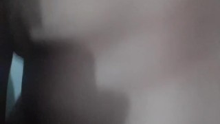 Chica se excita con consolador de goma mientras se toca sus tetas 