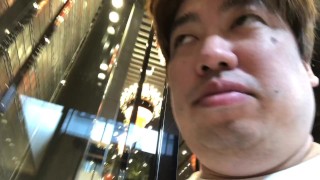 ほぼ無言で歩く男
