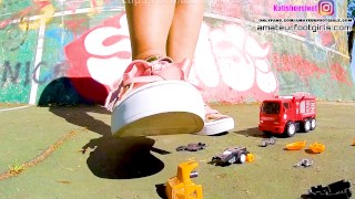 Kati´s giantess, crush toy car trampling , girl sneaker , toycrush, plastic car, jumps , smashes car