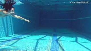 Jessica Lincoln gets horny and naked in the pool