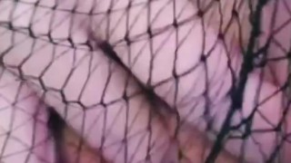 Купила сетчатые колготки и начала дрочить в них 