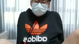 かわいい男の子は白い靴下と絶頂を着ています