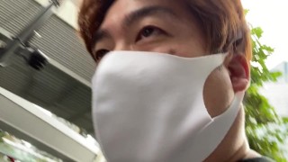 コンビニでデザートを買いに行く様子