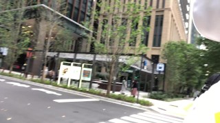 丸の内を歩く不信な男