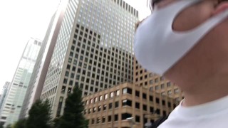 丸の内を歩く不信な男