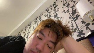 ニュース記事に目を通し株価の情報に気を配る男