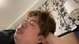 ニュース記事に目を通し株価の情報に気を配る男