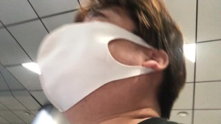 謎のくす玉を発見して不信に思っている男