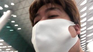 謎のくす玉を発見して不信に思っている男