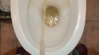 Фембой писает и дрочит свой член