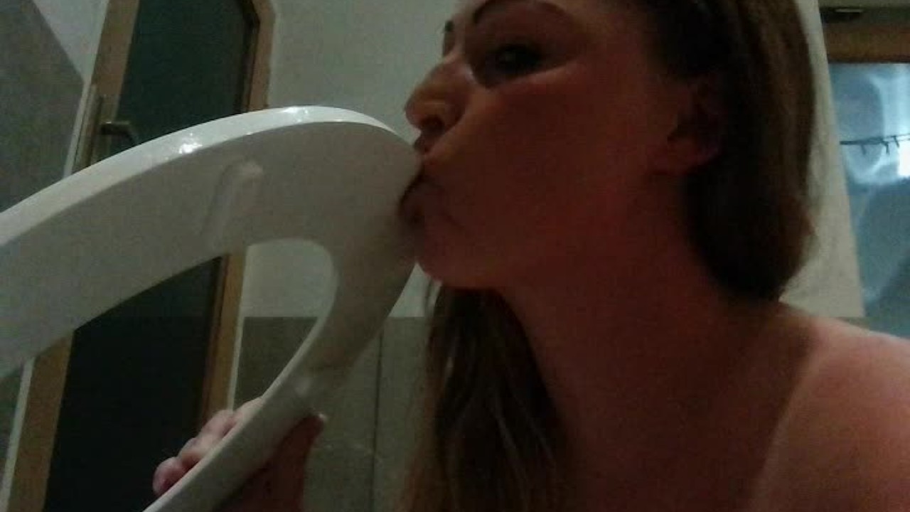 Fat toilet licking whore taking a piss - Бесплатное порно - YouPorn