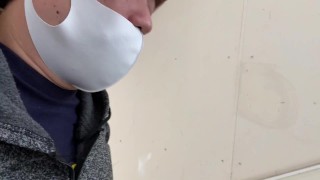 福井県から石川県に向かう電車に乗る男