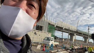 福井県から石川県に向かう電車に乗る男