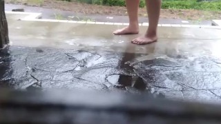 雨の中のスクール水着オナニー