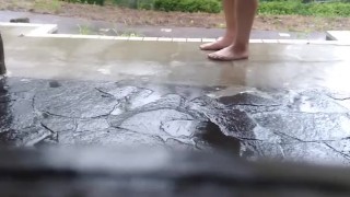 雨の中のスクール水着オナニー