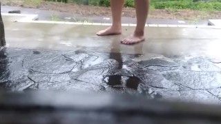 雨の中のスクール水着オナニー