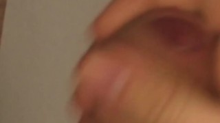 Парень сладко дрочит и обильно кончает