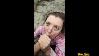 школьница с большими глазами страстно добывает из члена сперму чтобы полакомится этой вкуснятиной