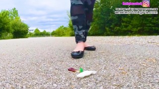 Kati zerquetscht verschiedene Gummibären Gummistiefel, Ballerinas und High Heels zerquetschen