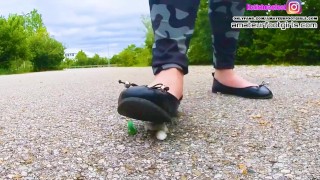 Kati zerquetscht verschiedene Gummibären Gummistiefel, Ballerinas und High Heels zerquetschen