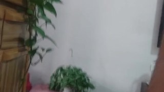 大男孩穿剪开的小热裤，玩弄阴茎，展示性感屁股和阴毛
