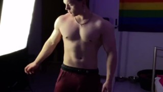 18 year old bodybuilder flexing muscles at home (4K)